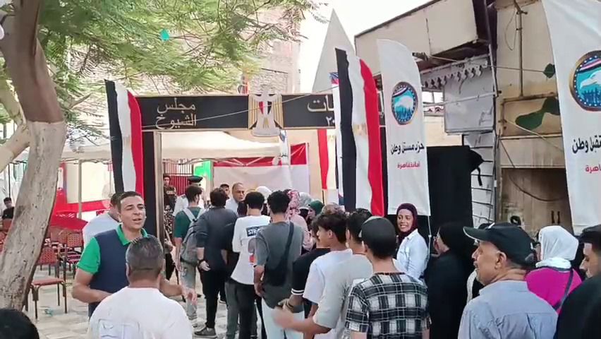 اصطفاف المواطنين أمام اللجان في السيدة زينب اصطفاف المواطنين أمام اللجان في السيدة زينب