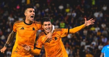 نابولي يتصدر الدوري الإيطالي بهدف قاتل أمام كالياري بينما روما يتخطى بيزا بفوز مثير