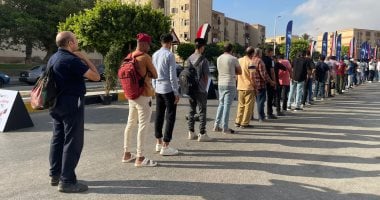 ناخبون يصطفون أمام مدارس التجمع استعداداً لليوم الثاني من انتخابات مجلس الشيوخ بالصور