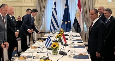 وزير الخارجية يسلط الضوء على أهمية تسريع تنفيذ مشروع الربط الكهربائي مع نظيره اليوناني