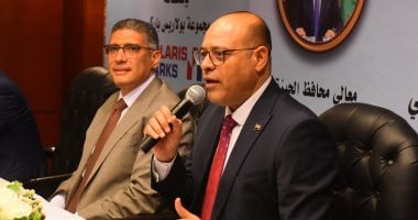 وزير العمل يؤكد حظر عمالة الأجانب في مصر دون ترخيص رسمي