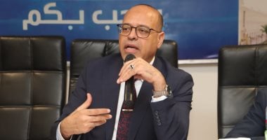 وزير العمل يتواصل مع عامل مزلقان في بني سويف ويصرف مكافأة مالية تقديرية له