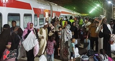 وصول القطار الخامس للأشقاء السودانيين إلى محطة السد العالي بأسوان: صور وفيديو