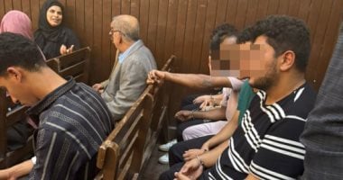 وصول متهمي مطاردة فتيات طريق الواحات إلى محكمة جنح أكتوبر لبدء المحاكمة
