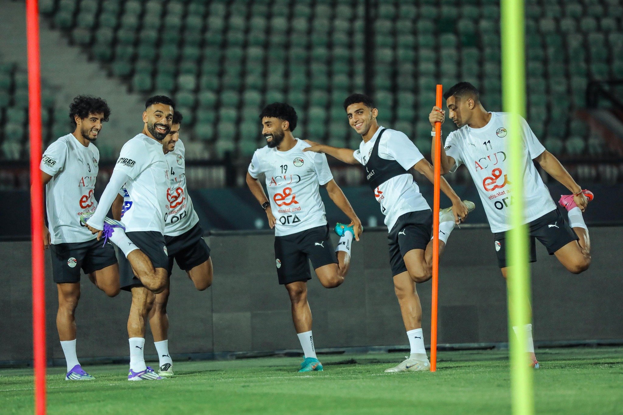 صلاح يتوسط لاعبى المنتخب صلاح يتوسط لاعبى المنتخب