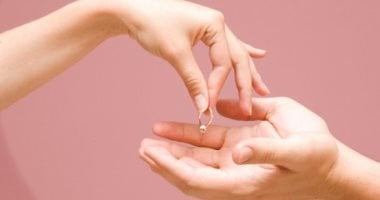 18 شهراً في عش الزوجية تنتهي بطلب الخلع وتعرض الزوج للضرب: تفاصيل القصة الكاملة