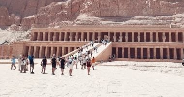 الأقصر تزدهر بجمالها التاريخي حيث تتدفق أفواج السياح لزيارة معابدها ومقابرها الفرعونية المذهلة