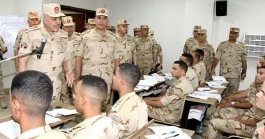 الفريق أحمد خليفة يقوم بجولة تفقدية للمنظومة التعليمية في المعاهد العسكرية التخصصية بالكيان العسكري