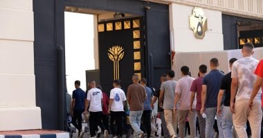 توافد الطلاب على كلية الشرطة لأداء الاختبارات المقررة في مشهد ملهم