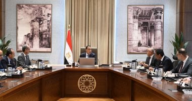 رئيس الوزراء يبحث سبل تسريع إجراءات التصديق على المحررات في مكاتب الخارجية