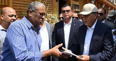 رئيس الوزراء يسلّم عقودًا رسمية للمنتقلين من سور الأزبكية القديم إلى السوق الجديد