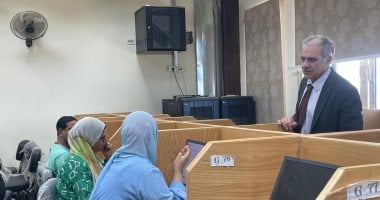رئيس جامعة أسوان يتفقد سير امتحانات الفصل الدراسي الثالث بكلية التمريض