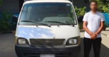 سائق ميكروباص يتم ضبطه أثناء القيادة عكس الاتجاه في منطقة التجمع الخامس