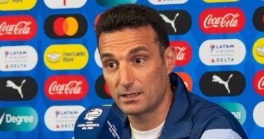 سكاليوني مدرب الأرجنتين يؤكد أن مشاركة ميسي في كأس العالم قرار شخصي بحت