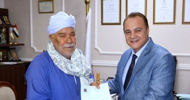 سكرتير محافظة سوهاج يسلم عقود التقنين المؤمنة لمواطني المراكز المختلفة