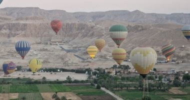 سماء الأقصر تزينها رحلات البالون الطائر حيث تحلق 720 سائحاً من أنحاء العالم في 30 رحلة جوية