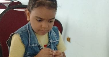 طفلة كفيفة تبدع في صناعة الهاند ميد بقنا وأنامل من ذهب تصنع الإبهار