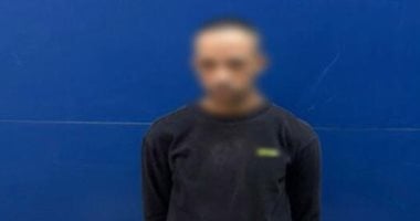فيدو صادم في بني سويف: رجل يعتدي على سيدة مسنة باستخدام صندوق بلاستيك
