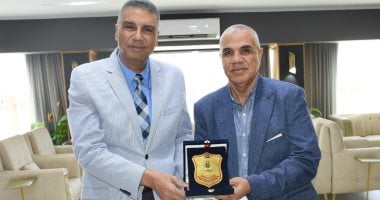 محافظ أسوان يكرم وكيل مديرية الإسكان بمناسبة بلوغه السن القانونية للتقاعد