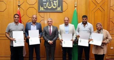 محافظ الإسماعيلية يكرم المشاركين في مهرجان المانجو البارزين