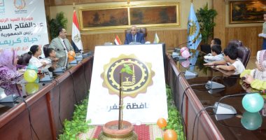 محافظ الغربية يوزع الزي المدرسي ويسدد مصروفات 35 طالباً من أبناء الفئات الأولى بالرعاية