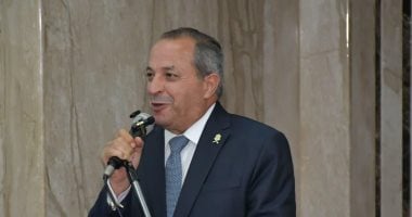 محافظ بورسعيد يوزع الحلوى على المواطنين خلال احتفالية المولد النبوي الشريف