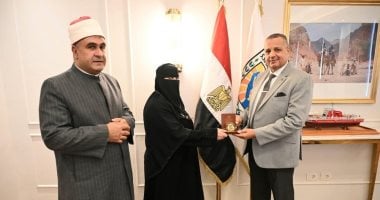 محافظ جنوب سيناء يكرم سيدة تقديرًا لتبرعها ببناء مسجد في مدينة الطور