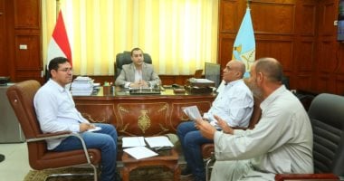 محافظ كفر الشيخ يبحث طلبات وشكاوى المواطنين لتحسين الخدمات