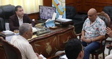 محافظ كفر الشيخ يبحث طلبات وشكاوى المواطنين ويعزز التواصل المباشر لحل المشكلات