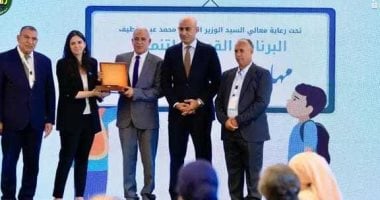 وزير التربية والتعليم يكرم قيادات تعليم الإسماعيلية لتميزهم في الأداء
