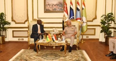 وزير الدفاع يعقد اجتماعًا مع وزير المالية والتخطيط والقائم بأعمال وزير الدفاع في غانا