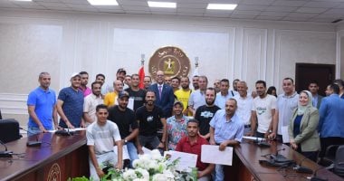 وزير العمل يُسلّم عقود توظيف الشباب في الإمارات والبوسنة والهرسك