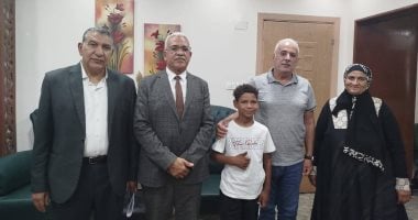وكيل تعليم الإسماعيلية يكرم الطالب على صالح لتميزه في مهارات الحساب السريع والموهبة الفريدة
